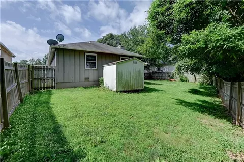 Exterior - 18008 E Whitney Rd, Independence, MO 64057 photo 5 of 11