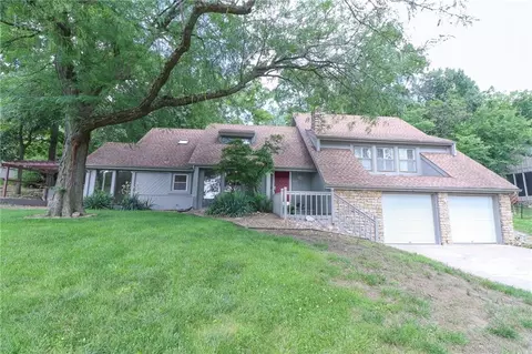 16015 Meadow Ln, Stilwell, KS 66085