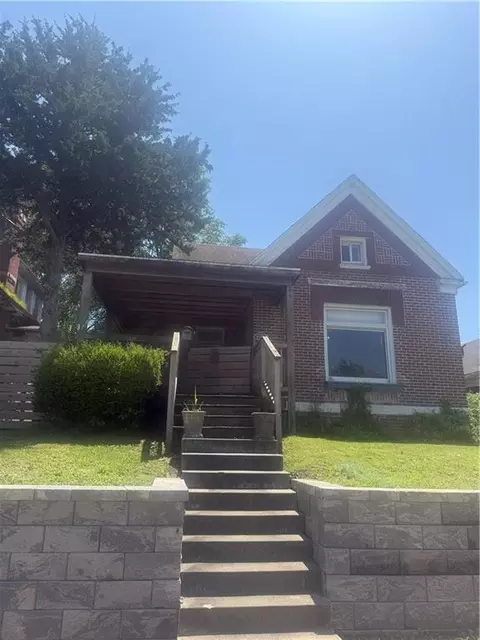 2424 Olive St, Saint Joseph, MO 64507