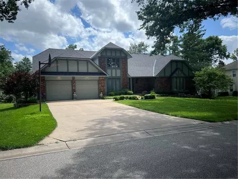 5001 W 112th St, Leawood, KS 66211