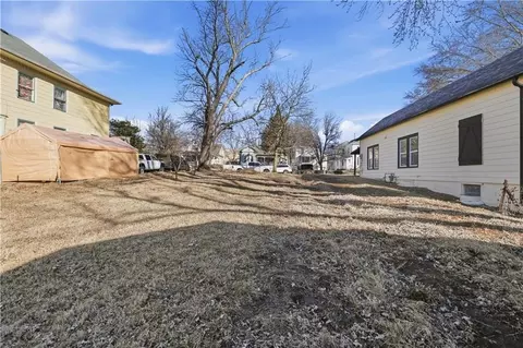 817 W White Oak St, Independence, MO 64050