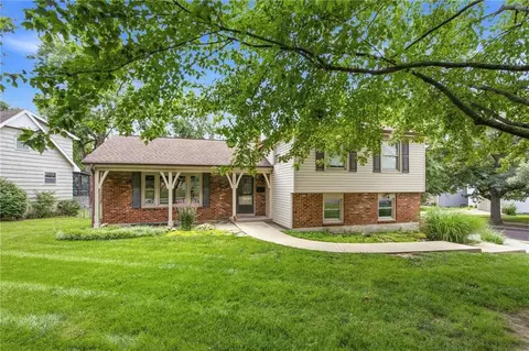 9409 W 89th St, Overland Park, KS 66212