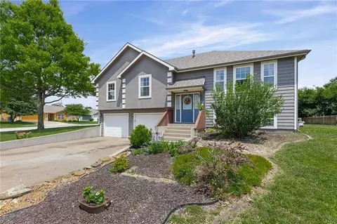 1303 S Bury St, Tonganoxie, KS 66086