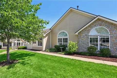 832 NE Devon Dr, Lees Summit, MO 64064