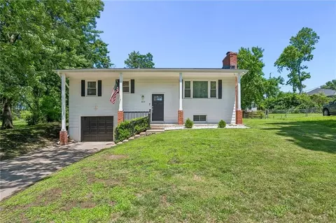 809 Lindenwood Ln, Liberty, MO 64068