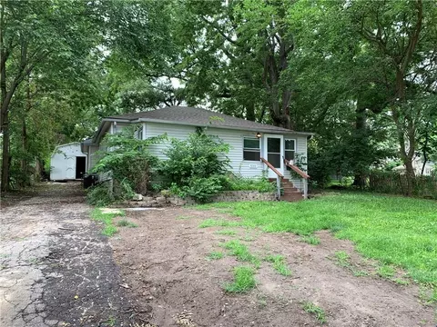 530 S Willow Ave, Independence, MO 64053
