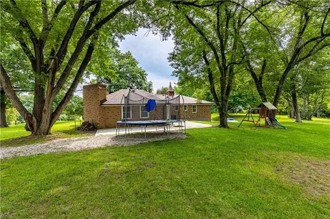 Exterior - 700 S Alexander Rd, Independence, MO 64056 photo 3 of 7
