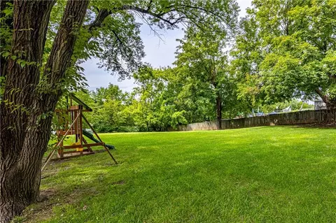 Exterior - 700 S Alexander Rd, Independence, MO 64056 photo 5 of 7