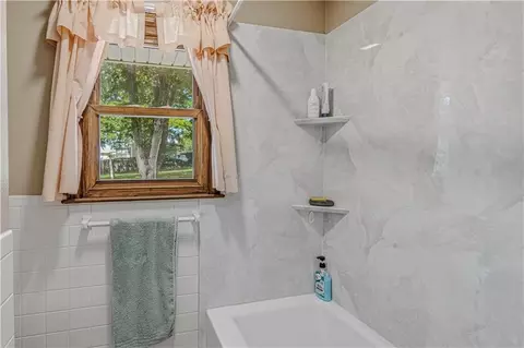 Bath - 700 S Alexander Rd, Independence, MO 64056 photo 3 of 5
