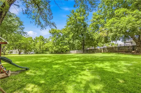 Exterior - 700 S Alexander Rd, Independence, MO 64056 photo 6 of 7