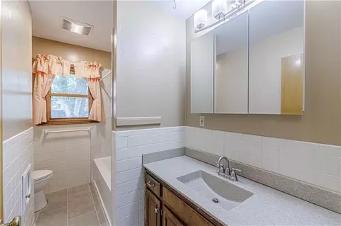 Bath - 700 S Alexander Rd, Independence, MO 64056 photo 4 of 5