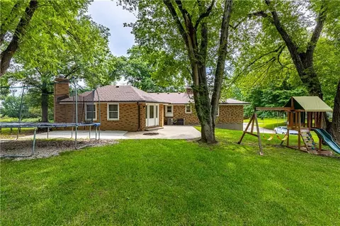 Exterior - 700 S Alexander Rd, Independence, MO 64056 photo 4 of 7