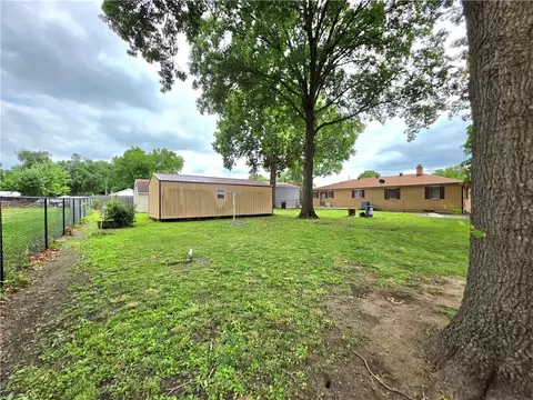 Exterior - 706 W Benton St, Windsor, MO 65360 photo 4 of 5