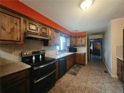 Entry Way - 706 W Benton St, Windsor, MO 65360 photo 1 of 2