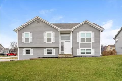 502 Sunny Ln, Raymore, MO 64083