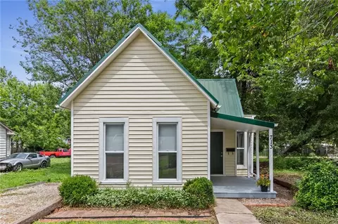 713 S Sycamore St, Ottawa, KS 66067
