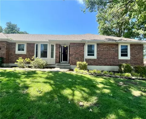 617 W Maple St, Raymore, MO 64083