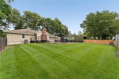Exterior - 617 W Maple St, Raymore, MO 64083 photo 14 of 16