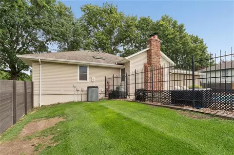 Exterior - 617 W Maple St, Raymore, MO 64083 photo 13 of 16