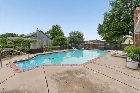 Exterior - 617 W Maple St, Raymore, MO 64083 photo 8 of 16