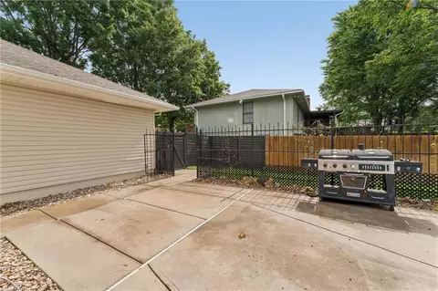 Exterior - 617 W Maple St, Raymore, MO 64083 photo 10 of 16