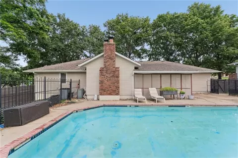 Exterior - 617 W Maple St, Raymore, MO 64083 photo 12 of 16