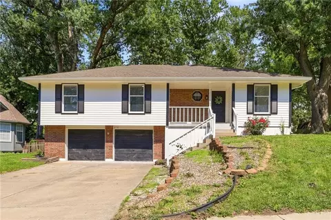 2424 NW Leann Dr, Blue Springs, MO 64014