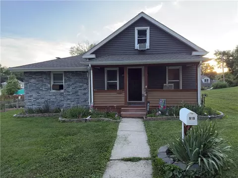 918 N Claremont St, Sugar Creek, MO 64054