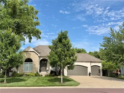 15617 Pawnee St, Overland Park, KS 66224