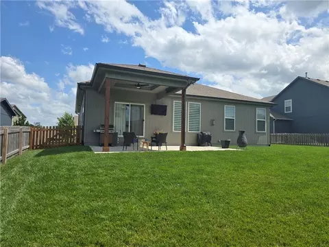 131 SE Briar Valley Ln, Blue Springs, MO 64064