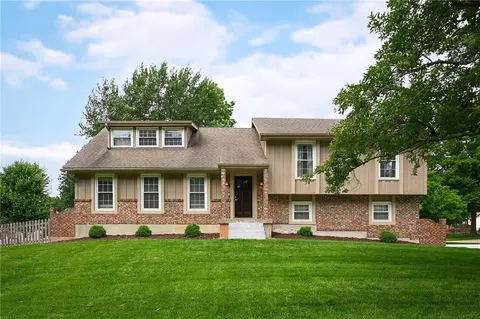 500 NE Clubhouse Dr, Lees Summit, MO 64086