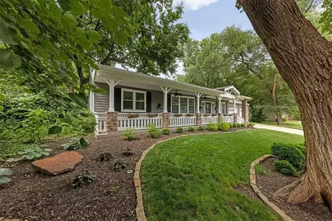 8530 W 86th Ter, Overland Park, KS 66212