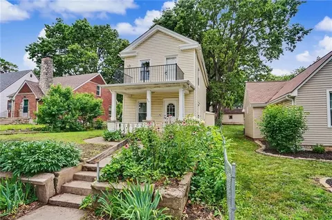 907 N Broadway St, Leavenworth, KS 66048
