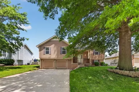 1029 SE Granada Dr, Lees Summit, MO 64081