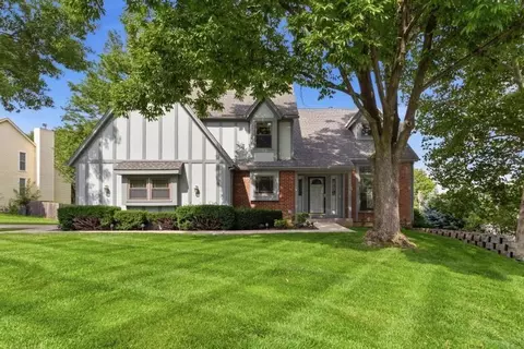 8700 W 113th St, Overland Park, KS 66210