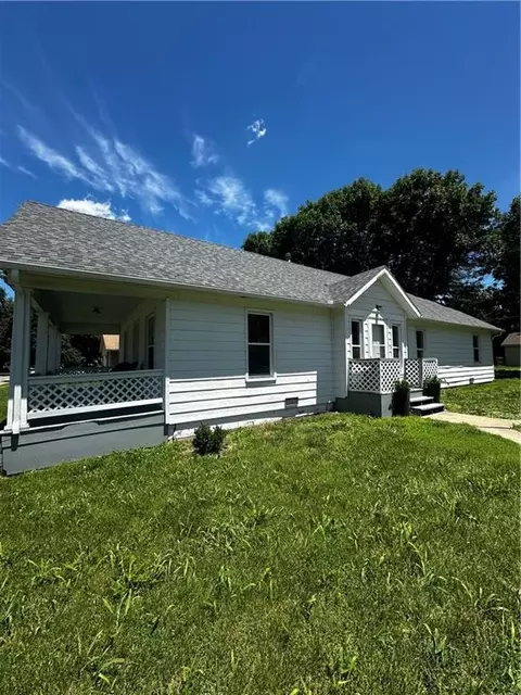 821 W 10th St, Ottawa, KS 66067