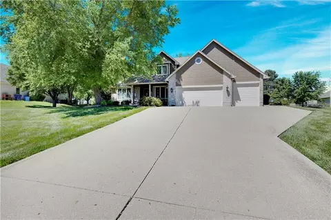 17713 157th Ter, Basehor, KS 66007