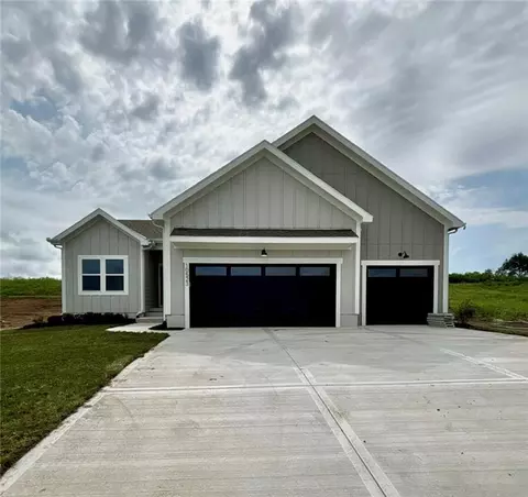 8939 SW 6th St, Blue Springs, MO 64064