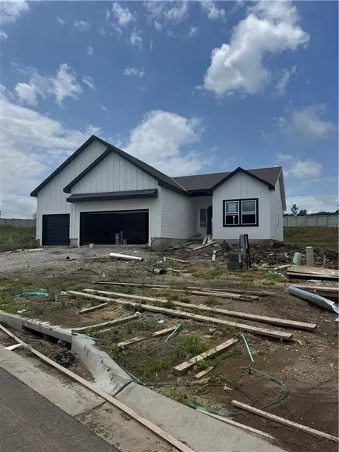 8939 SW 6th St, Blue Springs, MO 64064