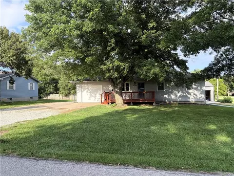 320 N 4th St, Burlington, KS 66839
