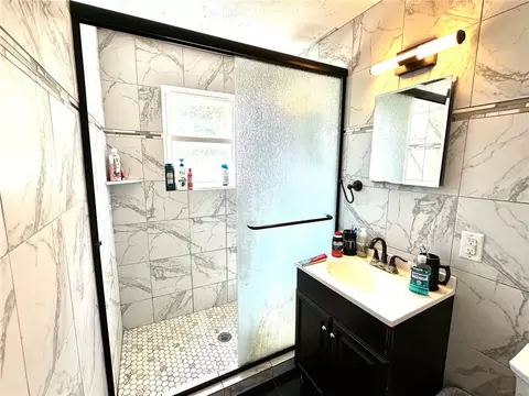Bath - 4322 Oakland Ave, Kansas City, KS 66102 photo 1 of 1