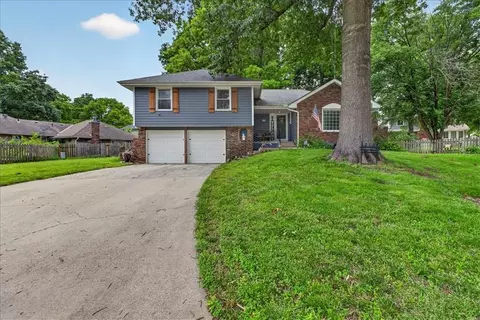 213 NE Country Lane Ct, Lees Summit, MO 64086