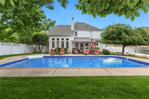 3912 Manhattan Ave, Blue Springs, MO 64015