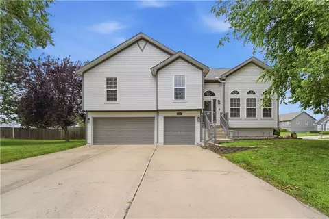 722 Saddle Peak Dr, Raymore, MO 64083
