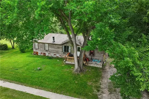 725 S Locust St, Sweet Springs, MO 65351