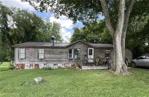725 S Locust St, Sweet Springs, MO 65351