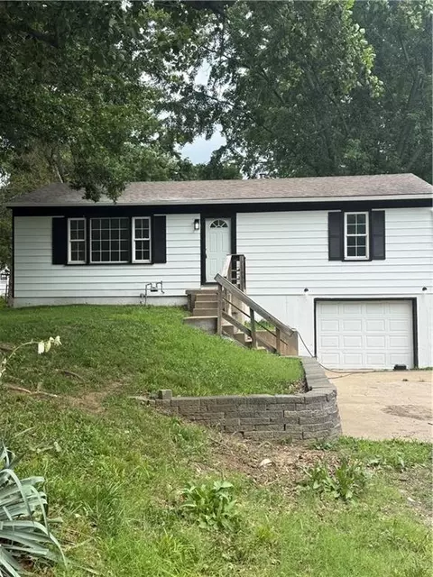 1813 N Farview Dr, Independence, MO 64058