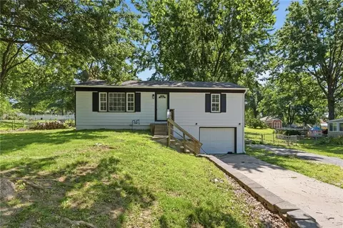 1813 N Farview Dr, Independence, MO 64058