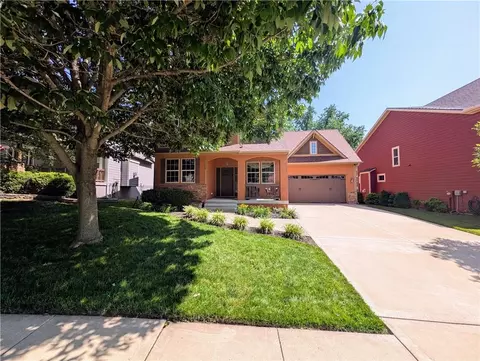 321 Creekwood Dr, Liberty, MO 64068