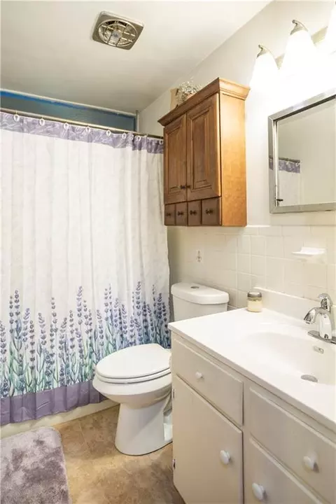 Bath - 12019 E 39th Ter, Independence, MO 64052 photo 2 of 3